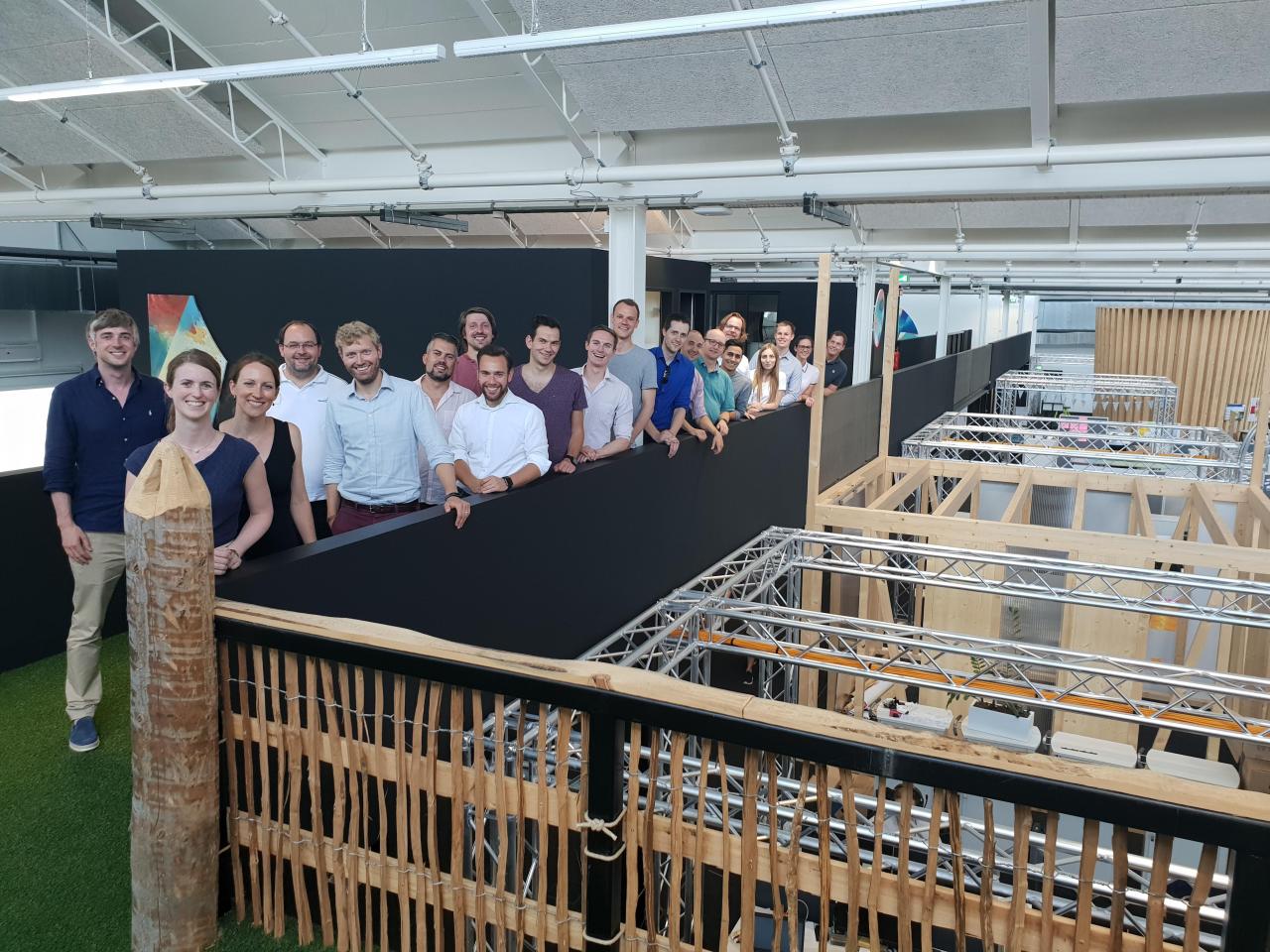 Gruppenfoto auf dem Balkon bei Bosch Business Innovations