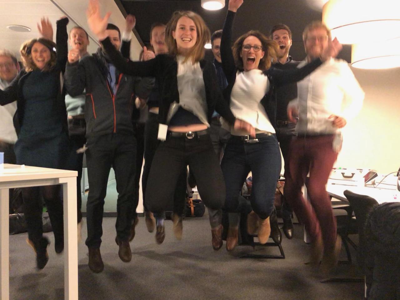Die Gruppe springt beim Treffen bei Lufthansa Technik gemeinsam in die Luft