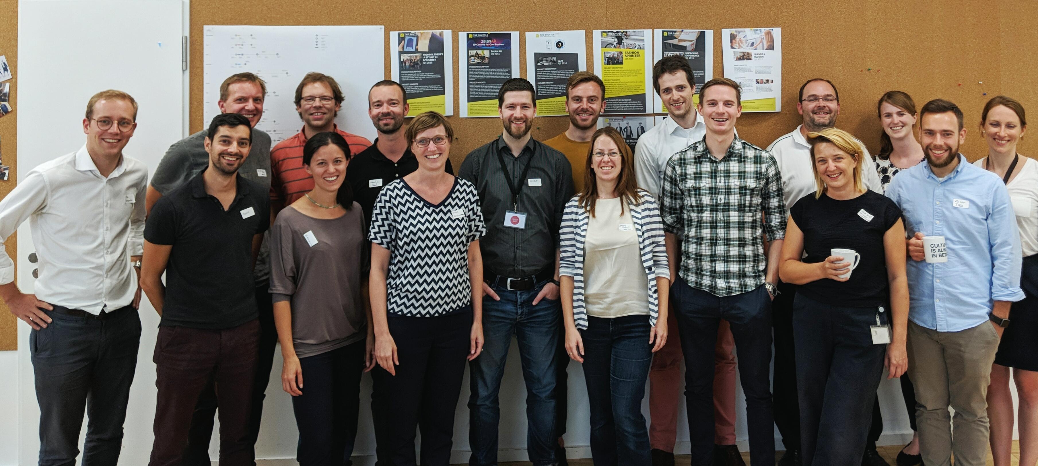 Breites Gruppenfoto der Community beim Treffen bei Zalando